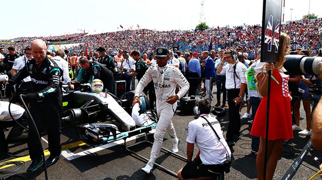 Lewis Pits at Hungary GP 2016